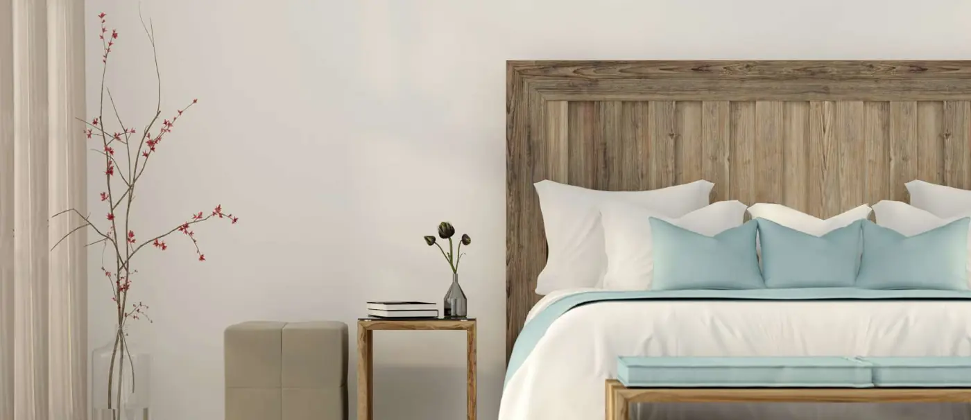 Dormitorio con respaldo de madera y almohadones celestes