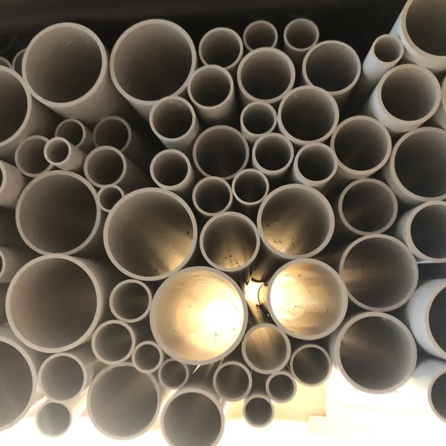 Caños Kaloductos de distintos diámetros, vistos de frente con luz cálida