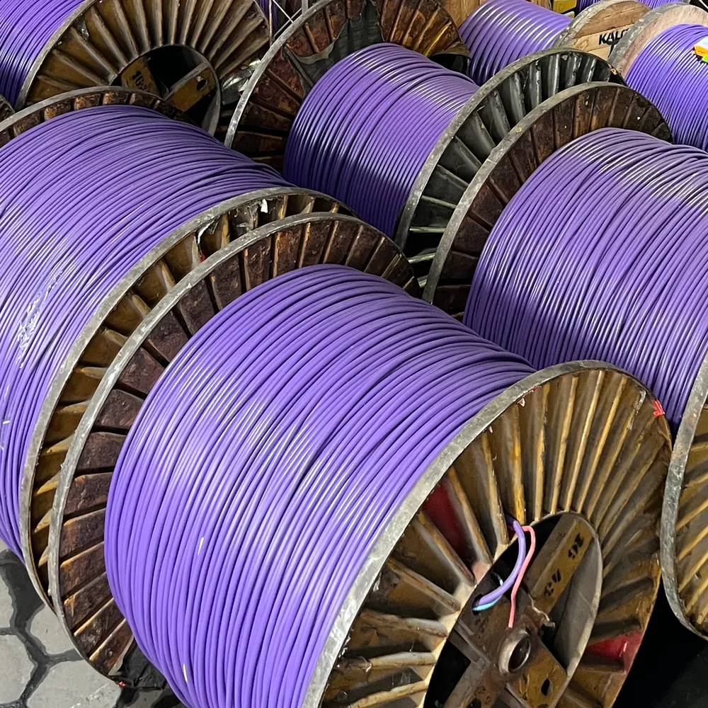 Carretes de cable violeta en la planta