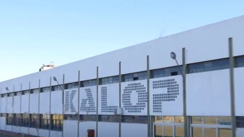 Fachada de la planta de Berazategui con el logo Kalop